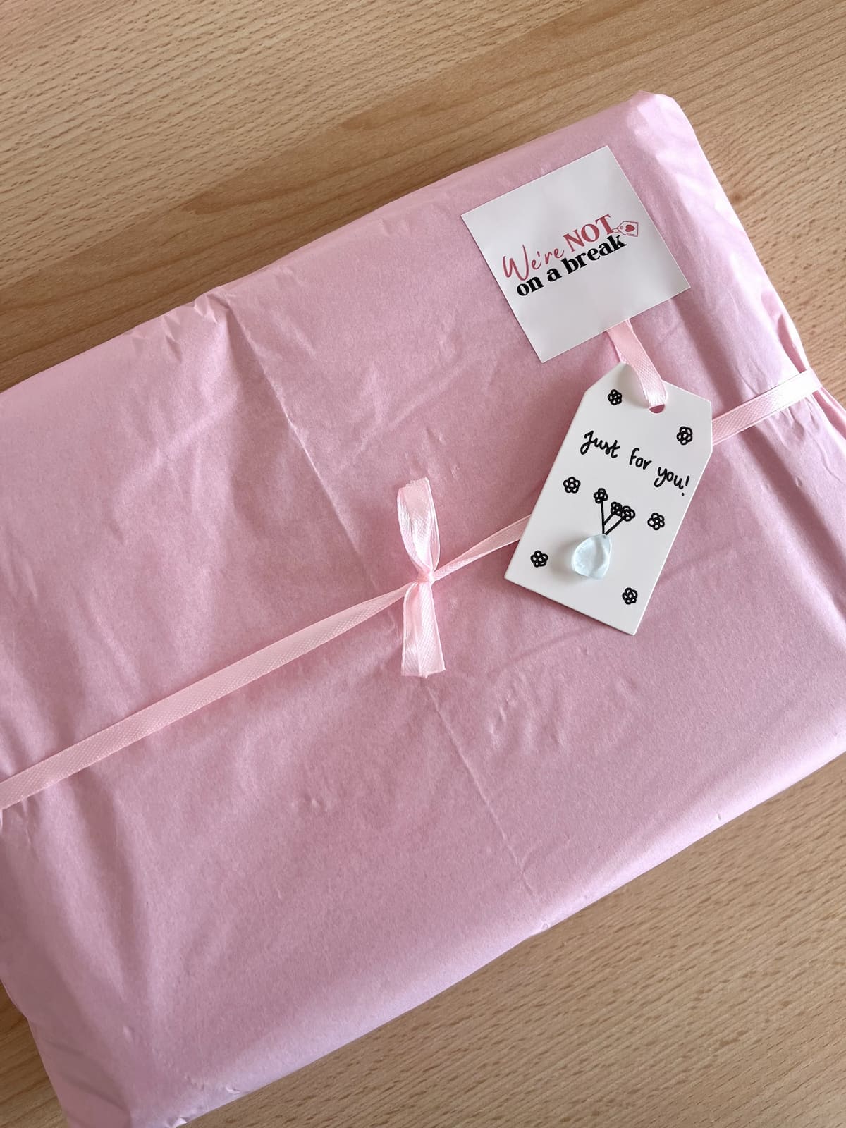 "Pájaros Enamorados en una Rama" - Regalo Personalizado de Cristal de Mar