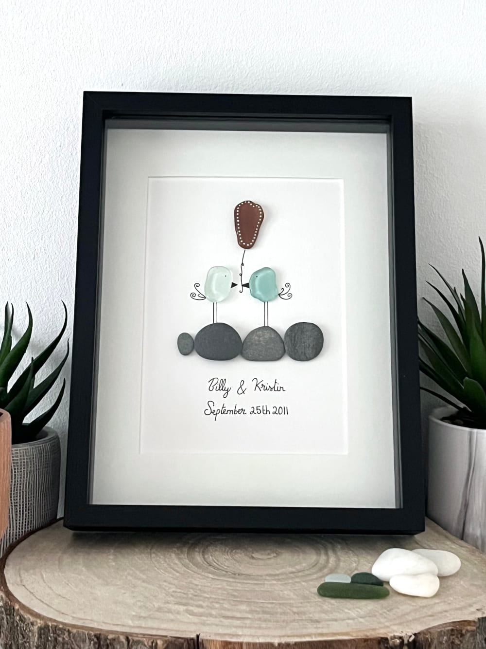 "Pájaros Enamorados sobre Piedras" - Regalo Personalizado de Cristal de Mar