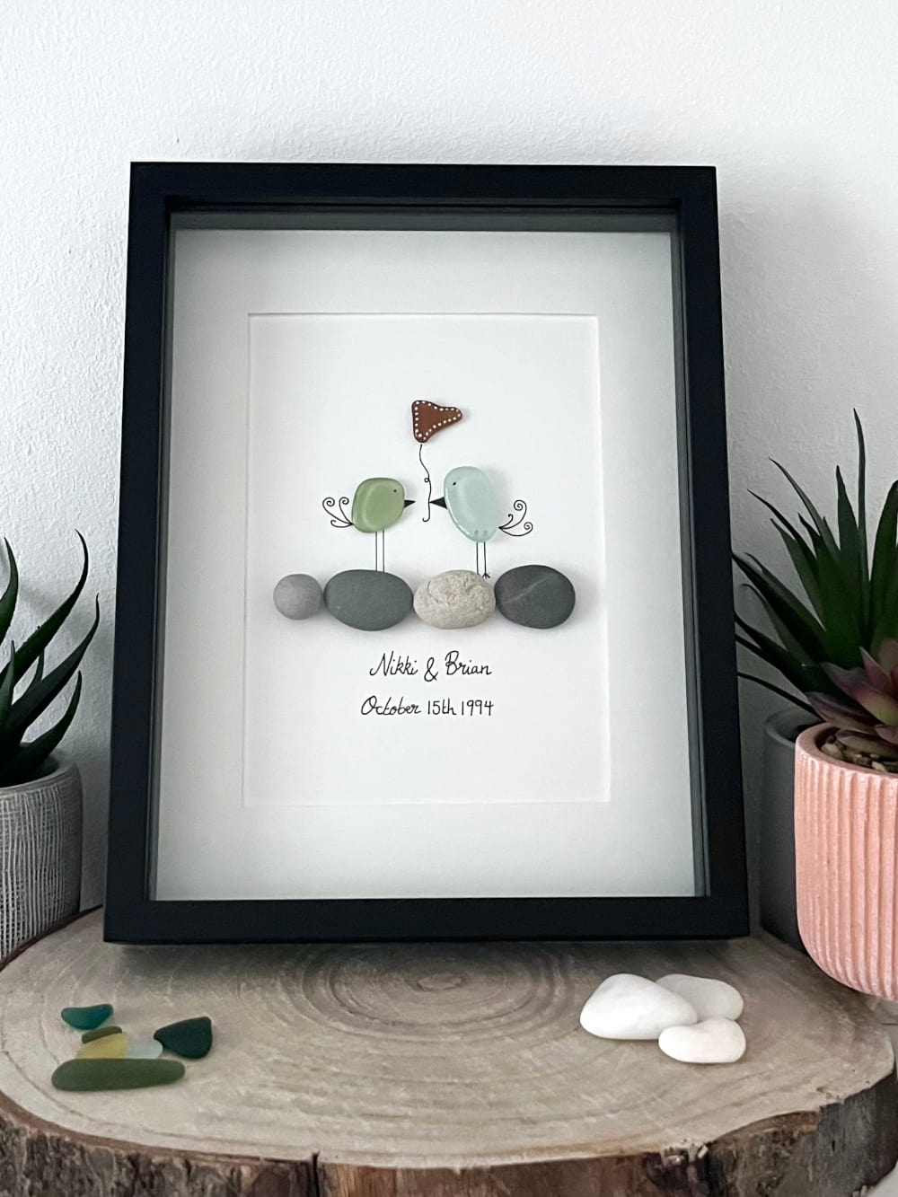 "Pájaros Enamorados sobre Piedras" - Regalo Personalizado de Cristal de Mar